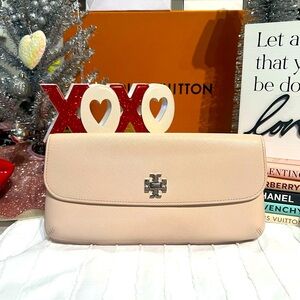 Gorgeous Tory Burch EUC clutch with silver hardware.